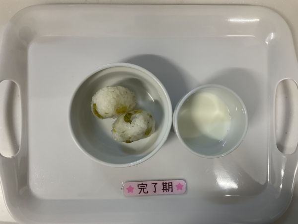 グリンピースおにぎりです《常食、完了期》