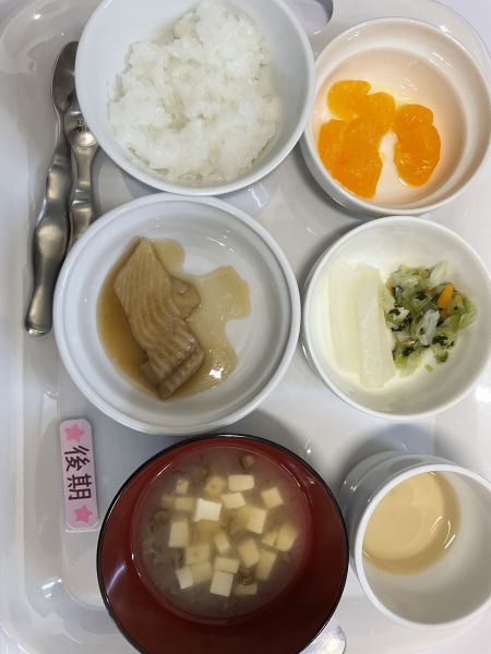 <後期>おかゆかれい煮キャベツとほうれん草の煮びたしみそ汁みかん