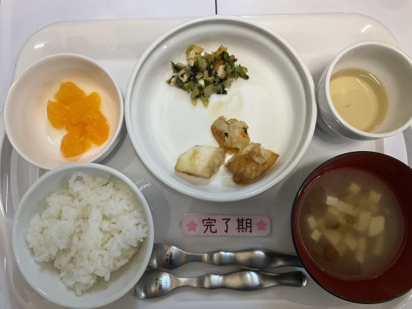 《離乳食後期》給食はカレイの甘辛だれです。