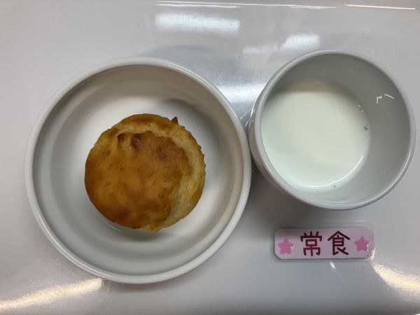 《常食》おやつはツナマヨマフィンです。