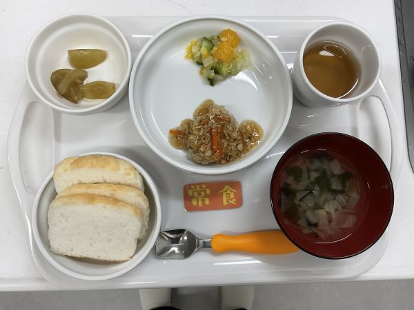 〈常食〉米粉パン豆腐ハンバーグきのこあん白菜とみかんサラダわかめスープぶどう