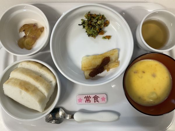 〈常食〉米粉パンかれいの玉ねぎソテーブロッコリーとひじきの和え物人参とじゃが芋のポタージュぶどう