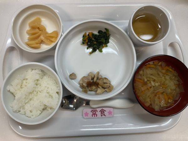 《常食》給食はご飯　鶏肉のりんごソース　ほうれん草と人参のソテー　ペイザンヌスープ　桃缶です。