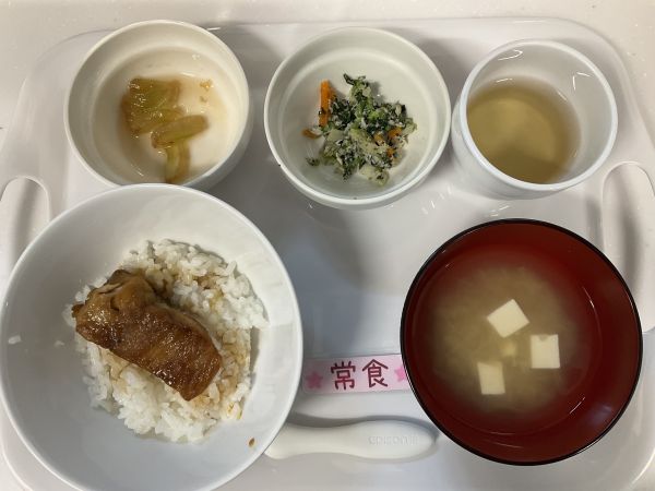 〈常食〉さばのかば焼き丼小松菜ののり和え味噌汁ぶどう