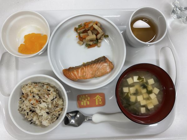 〈常食〉ひじきご飯鮭のスタミナ焼き高野豆腐の煮付け味噌汁みかん
