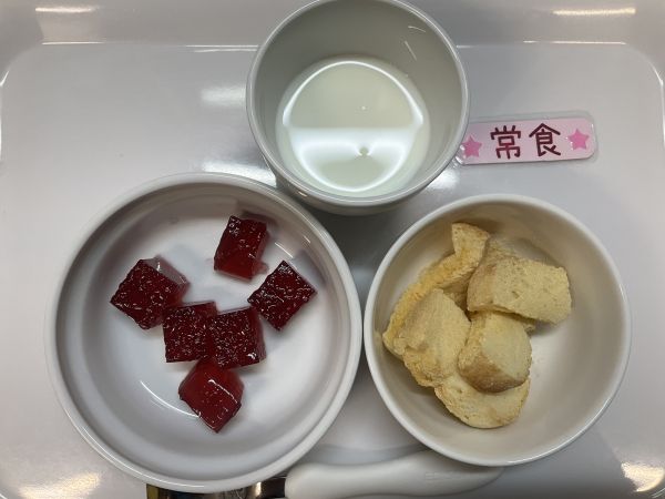 《常食》おやつは牛乳　ぶどうゼリー　手作りラスク（きな粉）です。