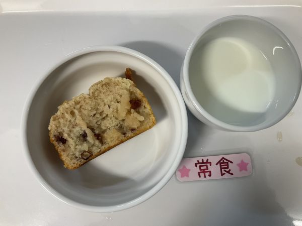 《常食》おやつはあんこのパウンドケーキです。