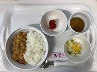<昼食>ハヤシライスフレンチサラダいちご