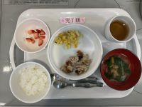 <完了期>ごはん豆腐ハンバーグきのこあんキャベツとコーンのサラダスープいちご