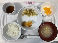 <常食>ごはんカレイの甘酢あんブロッコリーのおかか煮味噌汁オレンジ