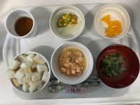 <後期>米粉パン鮭のケチャップ煮コーンと人参煮すまし汁オレンジ