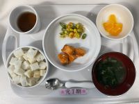 <常食、完了>米粉パン鮭のオーロラソース和えコーンと人参入りアスパラソテーすまし汁オレンジ