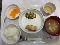 <常食>ごはんかれいの甘辛だれキャベツとほうれん草の煮びたし味噌汁みかん