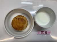 《常食》おやつはツナマヨマフィンです。