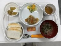 〈常食〉米粉パン豆腐ハンバーグきのこあん白菜とみかんサラダわかめスープぶどう