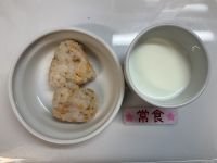《常食》おやつは鮭おにぎりです。