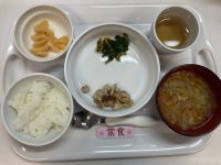 《常食》給食はご飯　鶏肉のりんごソース　ほうれん草と人参のソテー　ペイザンヌスープ　桃缶です。