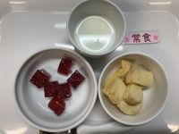 《常食》おやつは牛乳　ぶどうゼリー　手作りラスク（きな粉）です。